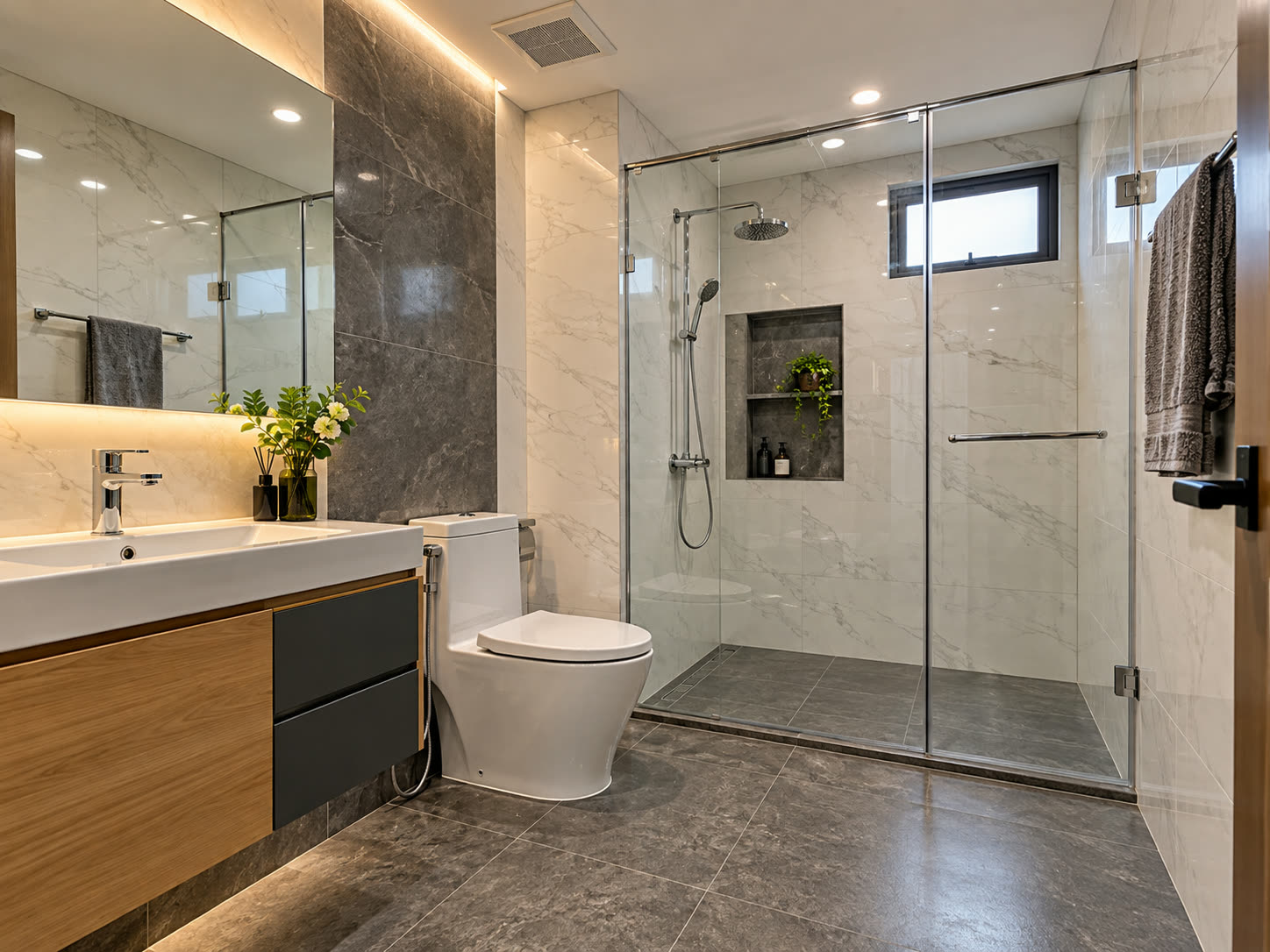 Nhà vệ sinh mới làm lại với gạch ốp sáng màu