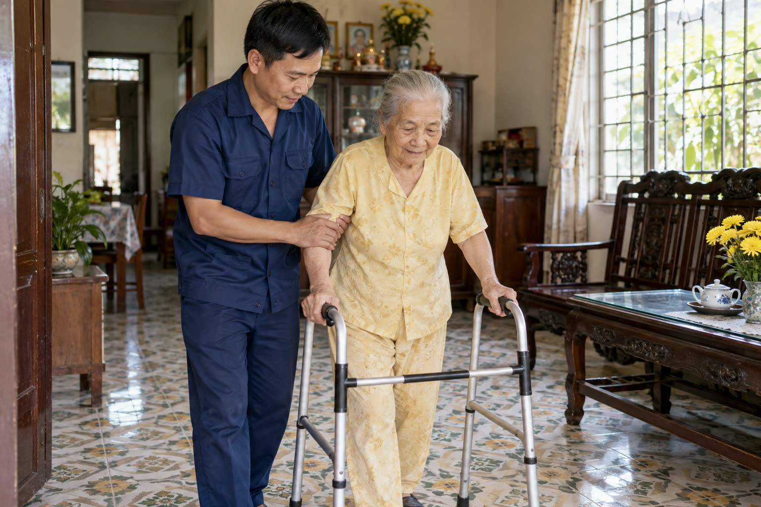 Kỹ thuật viên hướng dẫn tập đi tại nhà khách